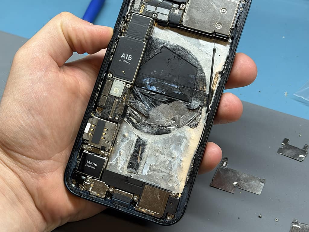 jak může dopadnout pokud nenavštívíte odborný iphone servis (1)